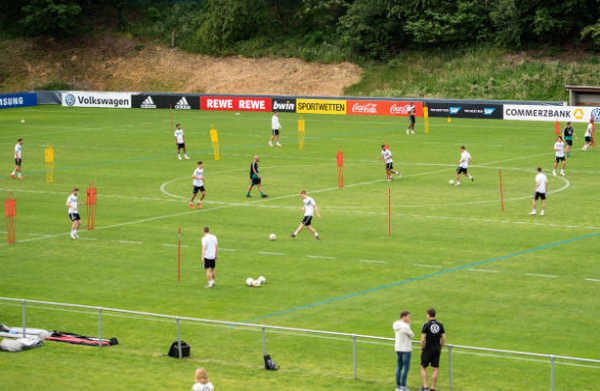 Joachim Low vắng mặt và đây là không khí tại đội tuyển Đức lúc này - Bóng Đá