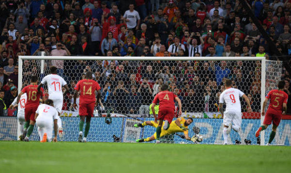Hattrick 'thần thánh', Ronaldo đưa Bồ Đào Nha vào chung kết - Bóng Đá