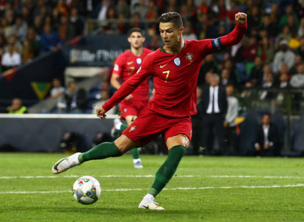 Hattrick 'thần thánh', Ronaldo đưa Bồ Đào Nha vào chung kết - Bóng Đá