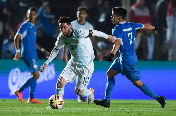 Ronaldo gọi, Messi 'suýt' trả lời, Argentina đại thắng trên sân nhà - Bóng Đá