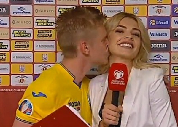Cao hứng sau chiến thắng, sao Man City 'cưỡng hôn' nữ phóng viên xinh đẹp - Bóng Đá