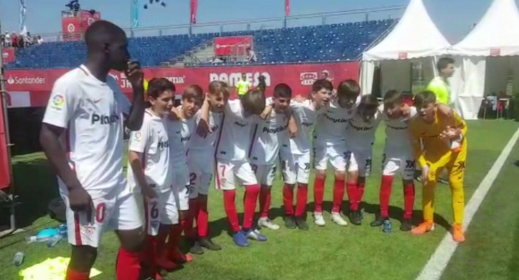 CHOÁNG! 12 tuổi cao 1m75, 'quái vật' Sevilla khiến đối thủ khóc thét - Bóng Đá