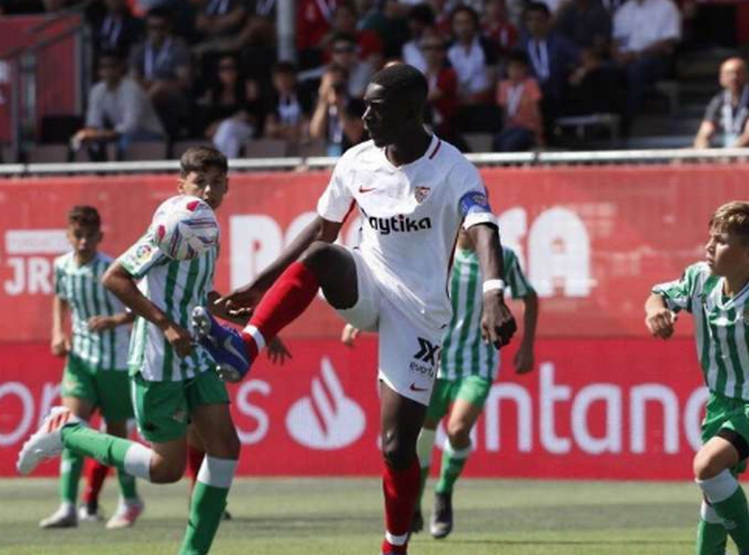 CHOÁNG! 12 tuổi cao 1m75, thủ quân U12 Sevilla khiến đối thủ khóc thét - Bóng Đá