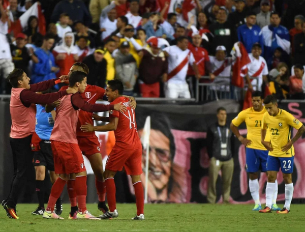 Ngược dòng ngoạn mục, Peru khiến 'ác mộng' hiện về với Brazil - Bóng Đá