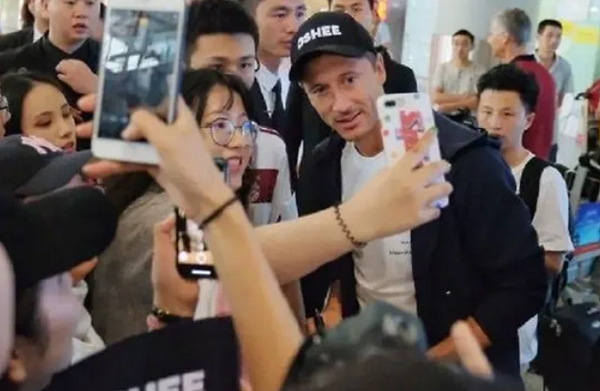 Lewandowski xuất hiện ở Trung Quốc - Bóng Đá