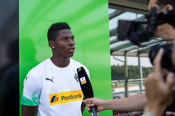 Gladbach chieu mo Embolo (Anh) - Bóng Đá