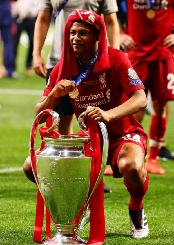 Rhian Brewster mang huy chương Champions League đi cắt tóc - Bóng Đá