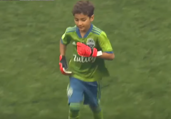 Khoảnh khắc cảm động, cậu bé 8 tuổi bước ra sân đối đầu Dortmund - Bóng Đá