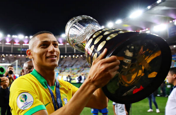 Trở về thành phố Liverpool, sao Brazil ra mắt mái tóc  - Bóng Đá