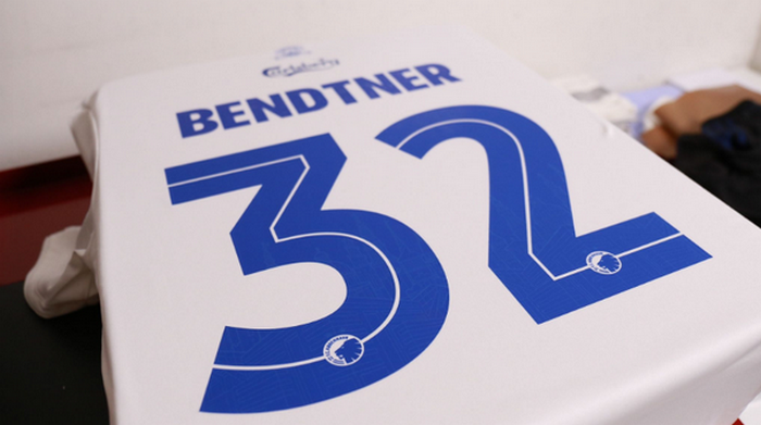 Đẳng cấp của 'Lord' Bendtner, bán sạch áo đấu chưa đầy 1 ngày - Bóng Đá