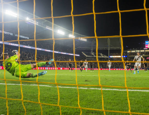 Ibrahimovic sút hỏng penalty và lập hattrick - Bóng Đá