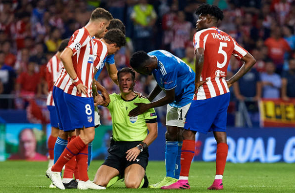 Khuôn mặt đáng thương, trọng tài trận Atletico vs Juve gục ngã trên thảm cỏ - Bóng Đá