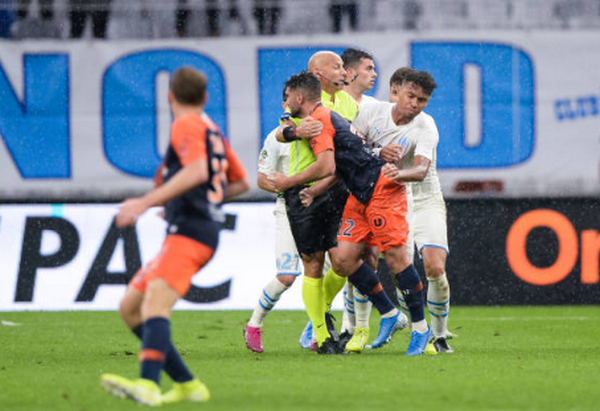 Hai phút ngắn ngủi, 3 cầu thủ Ligue 1 rủ nhau 'ăn' thẻ đỏ' (Marseille vs Montpellier) - Bóng Đá