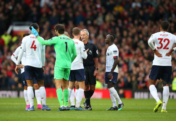 Đi ngược nguyên tắc, VAR tại Premier League đang biến trọng tài thành 'trò hề' - Bóng Đá