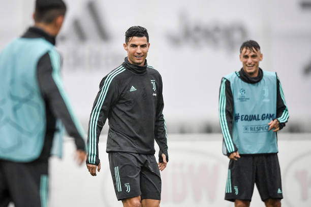 'Kẹp cổ' đồng đội, Ronaldo vui đùa dưới cơn mưa tầm tã - Bóng Đá