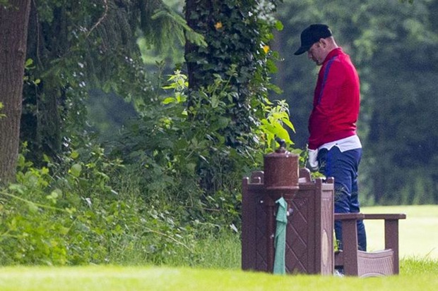 Rooney bị bắt gặp tè bậy ngoài đường