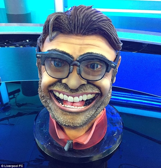 Liverpool tặng bánh sinh nhật cực độc cho Klopp