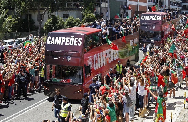Ronaldo và đồng đội được quê hương chào đón như người hùng