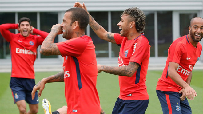 Alves gây sốc: 'Chính Neymar thuyết phục tôi đến PSG' - Bóng Đá