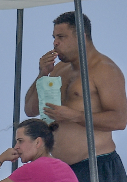 Ronaldo de Lima lộ thân hình béo tròn, ăn uống vô độ - Bóng Đá