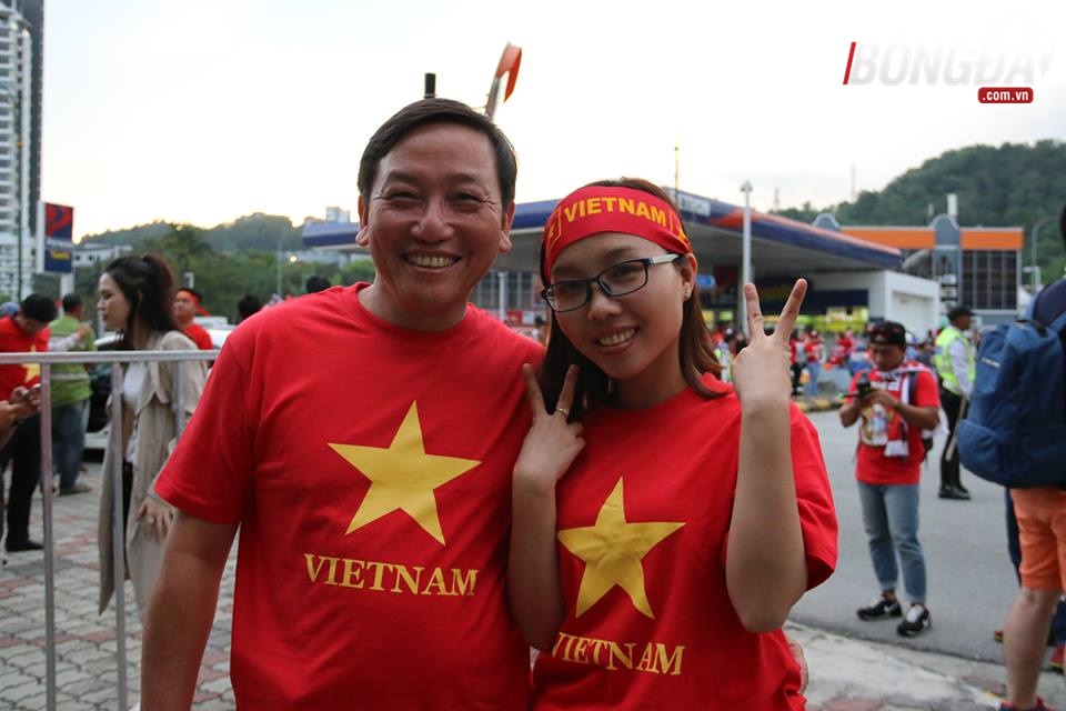 CĐV Việt Nam cháy hết mình trên khán đài sân Selayang - Bóng Đá