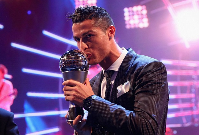 Áp đảo Messi, Ronaldo giật giải 'Cầu thủ xuất sắc nhất năm 2017' - Bóng Đá
