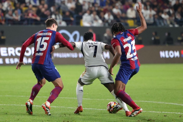 Vinicius liên tục làm khổ hàng thủ Barca.