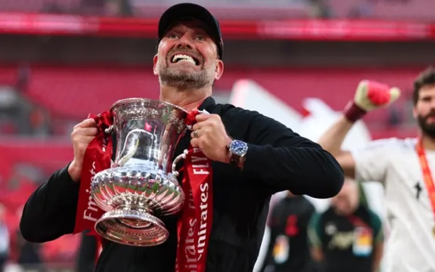 Klopp và danh hiệu FA Cup trên tay.