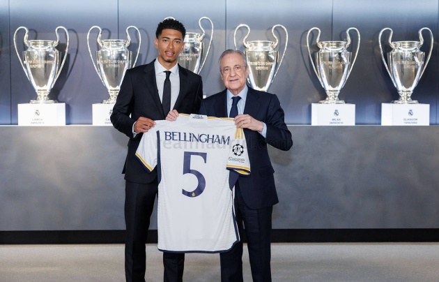 Bellingham trong buổi lễ ra mắt cùng chủ tịch Perez.