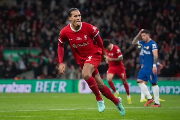 Van Dijk ăn mừng bàn thắng muộn vào lưới Chelsea ở chung kết Carabao Cup mùa này.