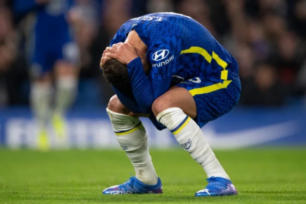Cầu thủ Chelsea ôm đầu tiếc nuối khi bị Everton cầm hoà cuối năm 2021.