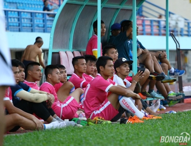 Các cầu thủ Sài Gòn FC đang tập trung theo dõi màn ra mắt của các ngoại binh đến thử việc. Ảnh: Quang Thịnh.