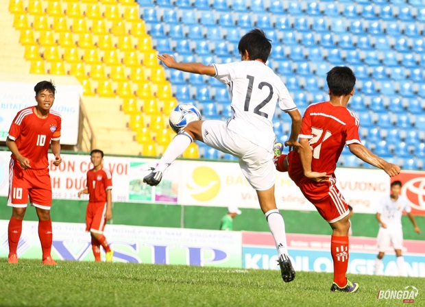 Tiếp các cầu thủ U16 Nhật Bản được đánh giá cao hơn nên U16 Bình Dương tăng cường cái tên đáng chú ý nhất là tiền vệ trung tâm Trọng Huy (số 10, áo đỏ) – cầu thủ 18 tuổi vừa chơi ở V-League vừa thi đấu tại AFC Champions League.