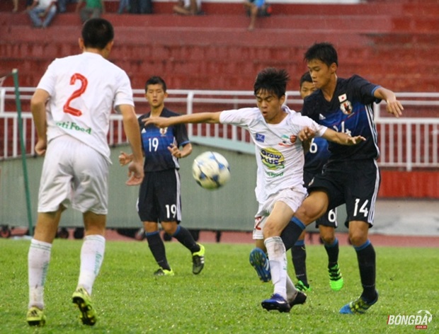 Tiền vệ Phan Thanh Hậu (giữa) được tăng cường cho U16 HAGL nhưng không thể giúp các đàn em. Ảnh: Quang Thịnh.