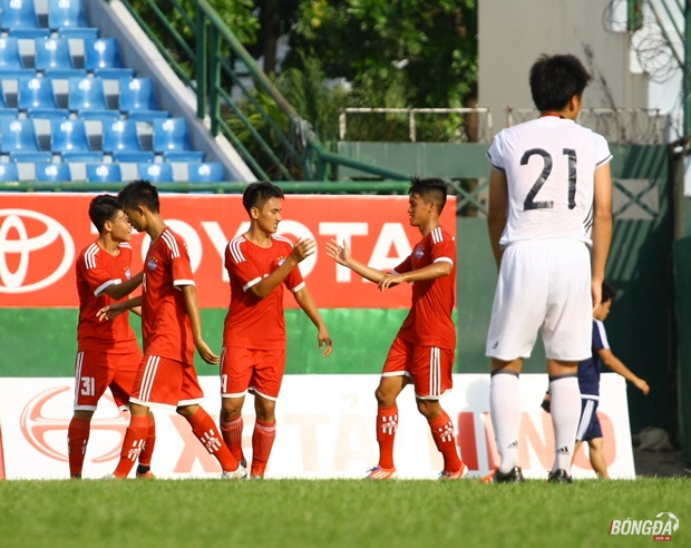 Chính đội chủ nhà mới là người mở tỉ số trước nhờ công của cầu thủ mang áo số 9. Hàng thủ U16 Nhật đã lơi lỏng sau pha phát bóng từ cầu môn bên kia để tiền đạo đối phương bứt tốc và dứt điểm chéo góc.