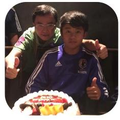 Người phiên dịch cho U16 Nhật Bản (trái) phải xin phép BHL trước khi chụp cùng ngôi sao của đội bóng. Ảnh: NVCC