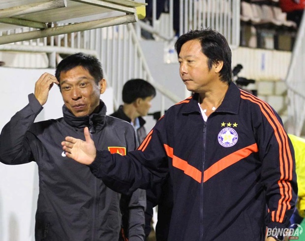 HLV Lê Huỳnh Đức (phải) đau đầu bổ sung nhân sự cho giai đoạn lượt về V-League 2016. Ảnh: Đình Viên.
