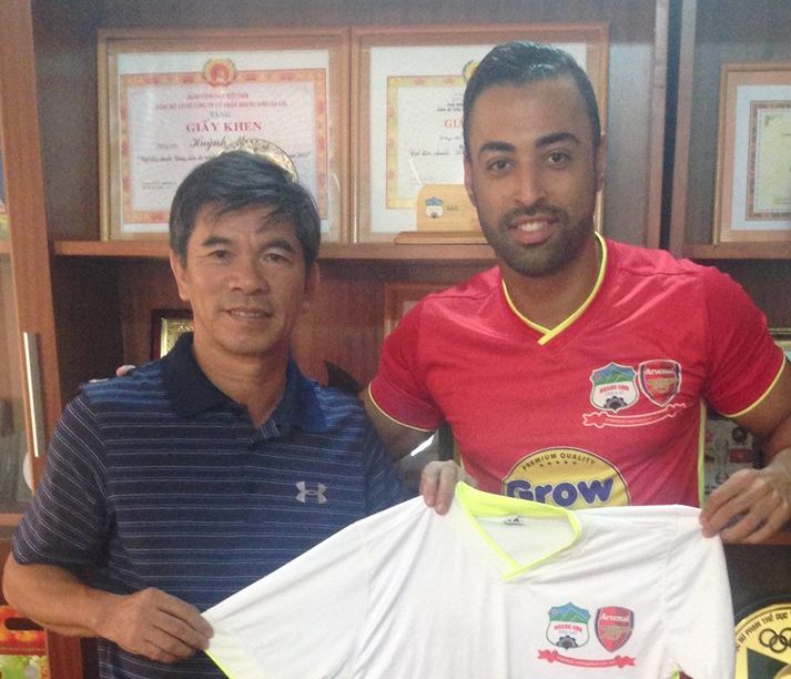 Junior Pereira (phải) cùng Giám đốc điều hành CLB HAGL ký hợp đồng thi đấu. Ảnh: FBNV