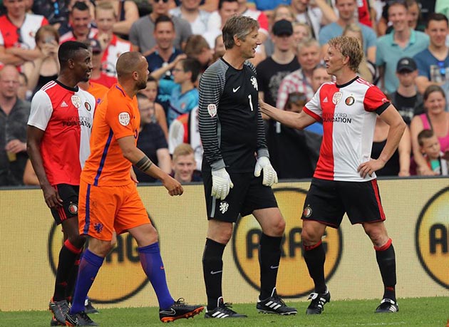 Gerrard trở lại sân cỏ, khoác áo Feyenoord trong trận cầu tri ân Dirk Kuyt - Bóng Đá