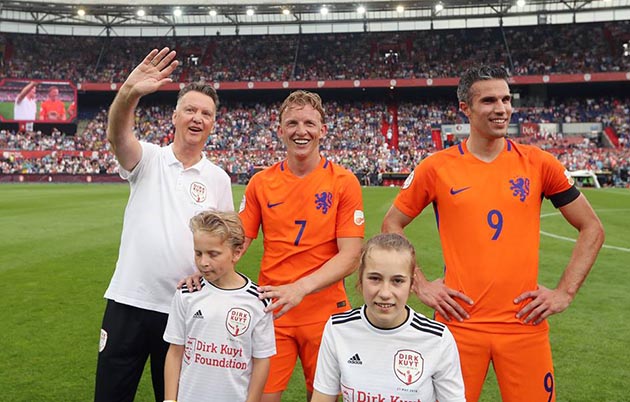 Gerrard trở lại sân cỏ, khoác áo Feyenoord trong trận cầu tri ân Dirk Kuyt - Bóng Đá