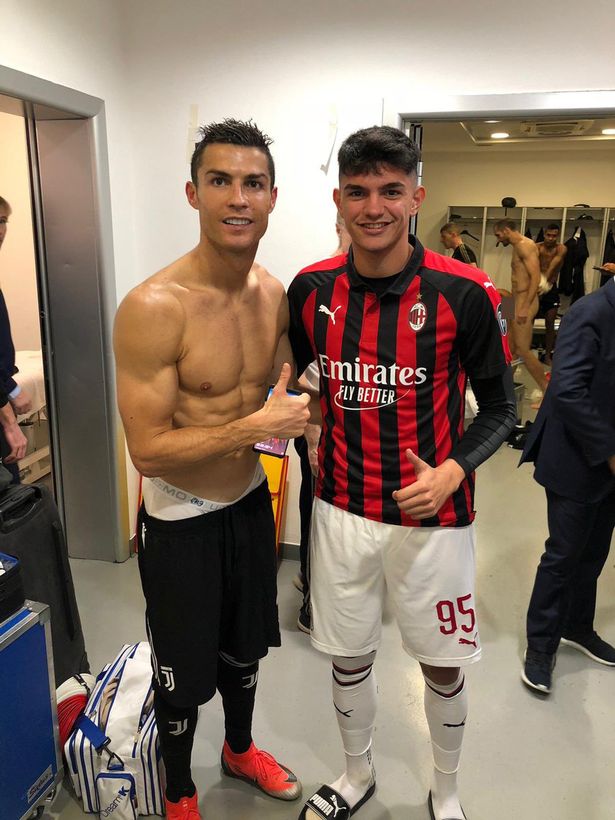 Chụp ảnh với CR7, sao trẻ Milan tiết lộ hình ảnh sốc trong phòng thay đồ Juventus - Bóng Đá