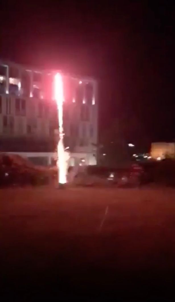 Fan Liverpool đốt pháo ngoài khách sạn của Barcelona - Bóng Đá