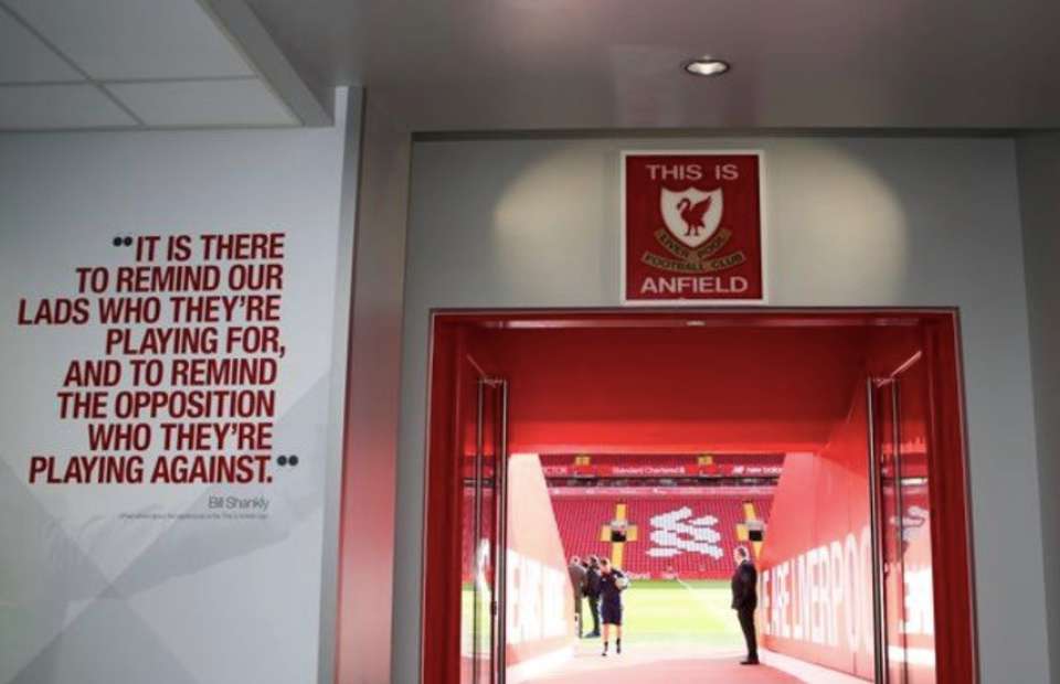 Vì sao cầu thủ Liverpool bị cấm chạm vào logo 'This is Anfield'? - Bóng Đá