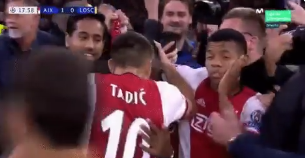 Đội trưởng Ajax tát thẳng vào mặt đồng đội vì quá sung sướng - Bóng Đá