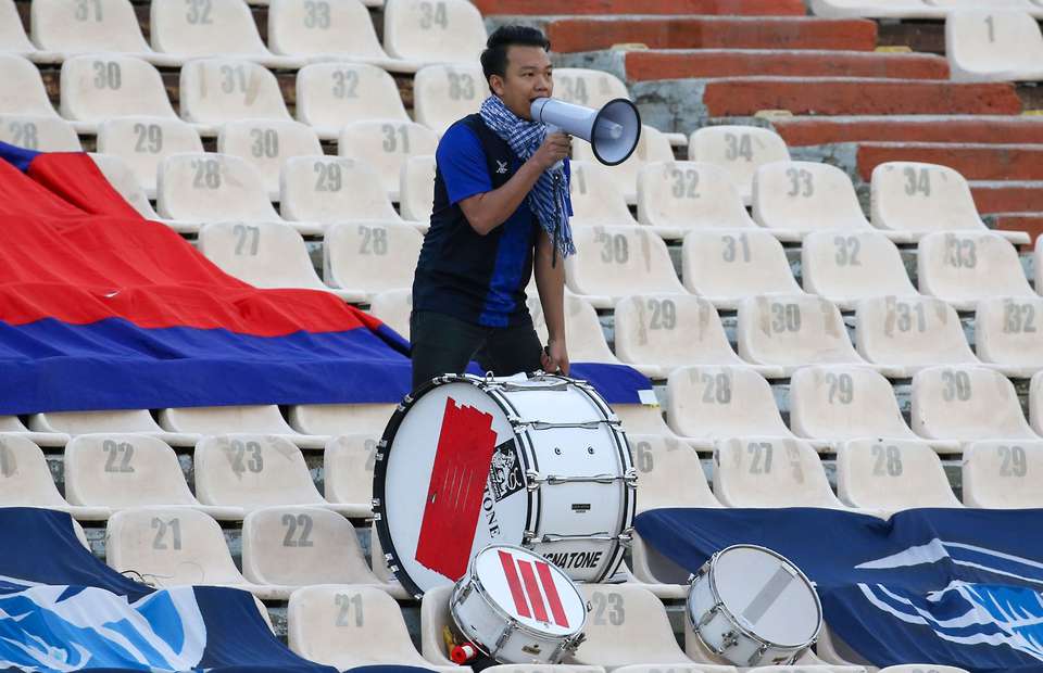 Sole Cambodia fan chanted for the full 90 minutes despite 14-0 loss to Iran - Bóng Đá