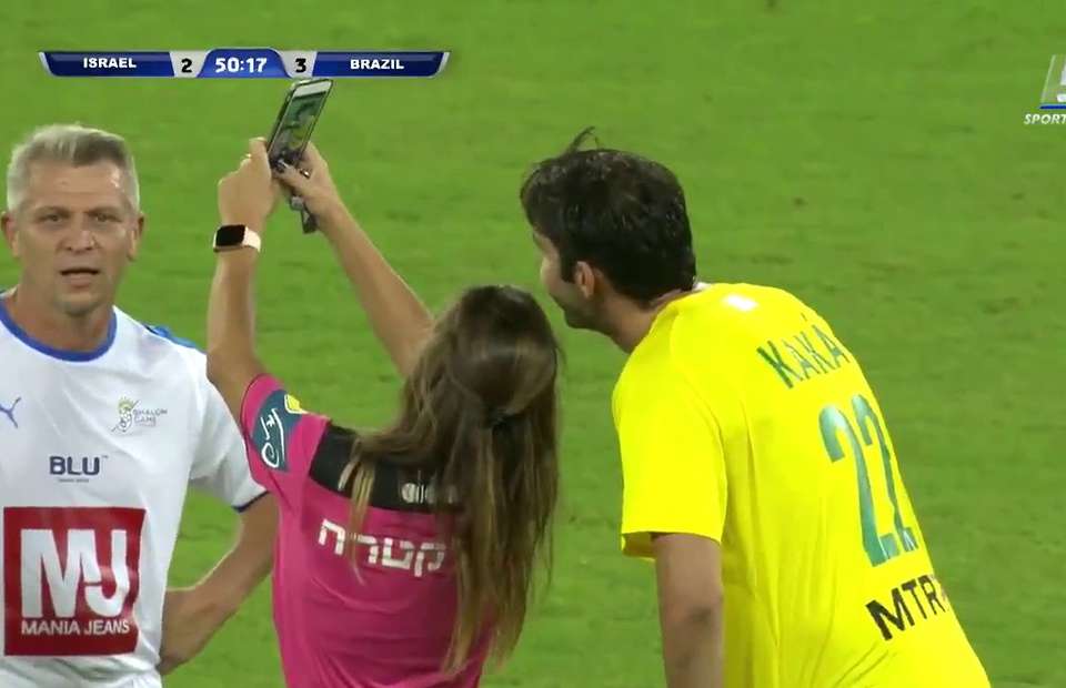 Referee shows Kaka a yellow card before taking a selfie with him during the game - Bóng Đá