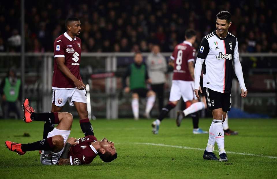 Torino's Armando Izzo produced some incredible acting to try and get Cristiano Ronaldo sent off - Bóng Đá