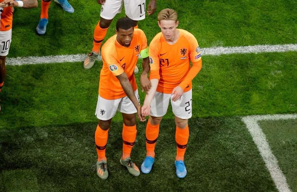 Gini Wijnaldum and Frenkie de Jong combine to send powerful anti-racism message with goal celebration - Bóng Đá