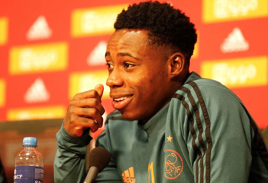 Promes laughs with Ajax kids: 