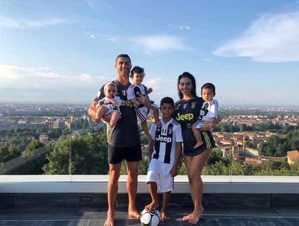 BOY NEXT DOOR Cristiano Ronaldo is ‘ideal neighbour’ reveals woman who lives next door to Juventus star - Bóng Đá